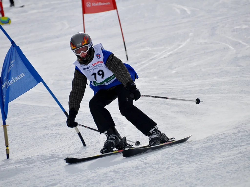 Skifahrer mit Startnummer 79 in der Kurve.